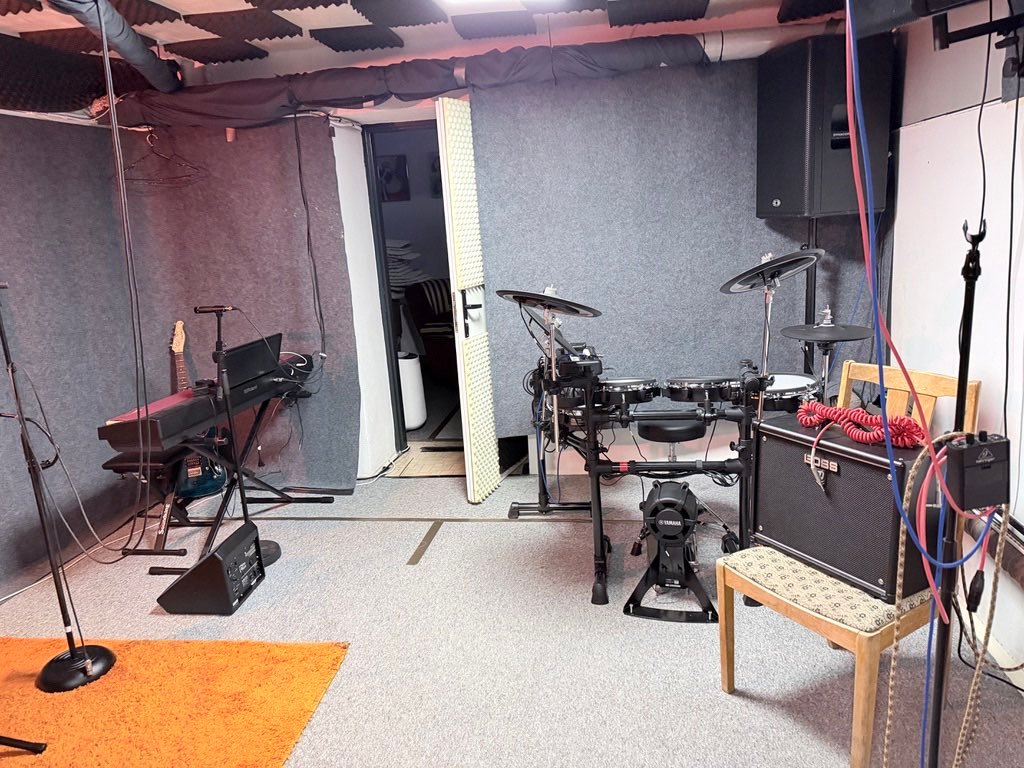 Skúšobňa Elevator Studios: elektronické bicie Yamaha, gitarové kombo BOSS a otvorené akustické dvere